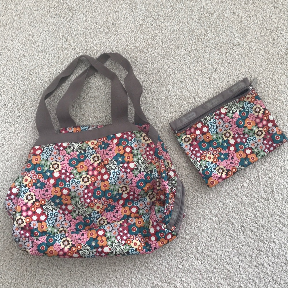 LeSportsac floral shoulder tote w/pouch!